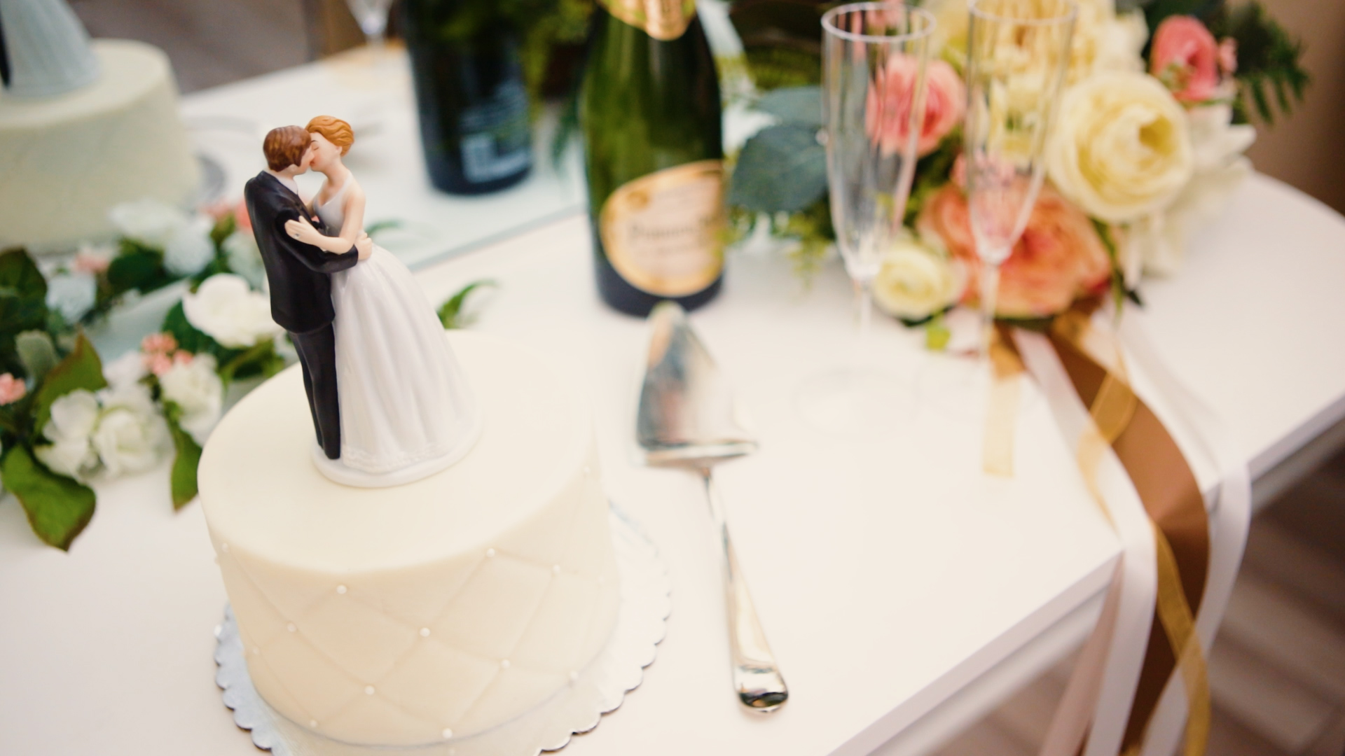 Bride And Groom Cutting The Cake At All Inclusive Weddings Orlando